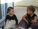 Con su hermanita y con vestidos