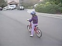 Valentina aprende a andar en bicicleta