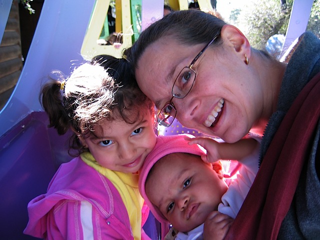 con su mami y hermanita