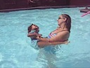 Xio jugando en la piscina con su mami